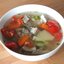 Простой мясной суп с приправой из томатов и чеснока