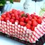 Клубничный торт с банановой прослойкой и вафельными трубочками