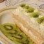 Бисквитное пирожное с киви и сливками