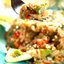 Жареный коричневый рис с овощами и яйцами