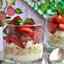 Завтрак в стакане с творогом, овсяными хлопьями и клубникой