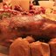 Запеченный с яблоками и рисом гусь с соусом из потрошков