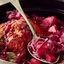 Свинина, тушенная с красной капустой и яблоками