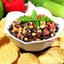 Салат с жареной кукурузой, черной фасолью и манго