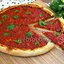 Пицца без сыра с маслинами и чесноком