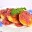 Сырники с овсяными хопьями и клубнично-сметанным соусом