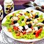 Греческий салат с курицей и сухариками