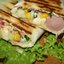 Тортильи с сосисками и овощным салатом