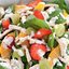 Фруктовый салат со шпинатом и мясом цыпленка