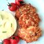 Рубленые куриные котлеты со сметаной, кунжутом и сливочным пюре