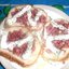 Бутерброды с яйцом и сосиской в микроволновке