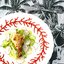 Курица с зеленой лапшой и редисом