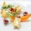Салат из дыни с копченой уткой и сухофруктами