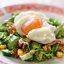 Салат с тунцом и яйцом-пашот