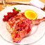Утиные окорочка, тушенные с яблоками, брусникой и апельсинами