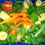 Салат из рукколы, шпината, моркови и кукурузой.