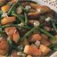 Салат из жареного картофеля, фасоли и сыра