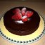 Шоколадный торт с клубникой