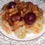 Теплый салат из винограда, свинины и кислой капусты