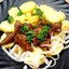 Вареный картофель со свиной печенью и луком