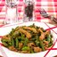 Свинина, жаренная со стручковой фасолью и кунжутом