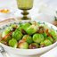 Брюссельская капуста с яблоком и беконом