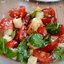 Салат с рукколой, черри, сухариками и кунжутом