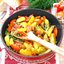 Горячая сковорода с картофелем и овощами