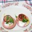 Жареная колбаса с перепелиными яйцами и грибами
