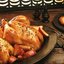 Золотистая курица с яблоками, луком и шалфеем