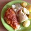 Эскалоп под сыром помидорами и луком