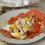 Глазунья из перепелиных яиц с курицей и помидорами