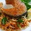 Семга с салатом из редьки и моркови