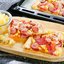 Пицца с ананасами и колбасой