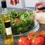 Салат с рукколой, помидорами черри и кедровыми орешками