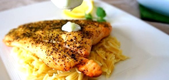 Лосось по‑гречески с соусом дзадзики