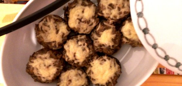 Запеченные шампиньоны, фаршированные курицей и луком