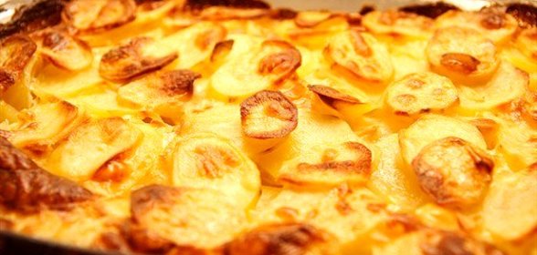 Золотистый запеченый картофель с чесноком и розмарином