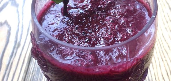 Смузи из ананаса и черной смородины