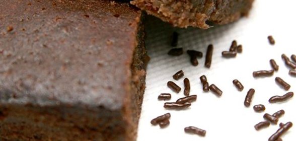 Шоколадные пирожные с черносливом