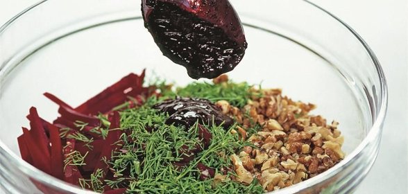 Салат из свеклы со смородиной