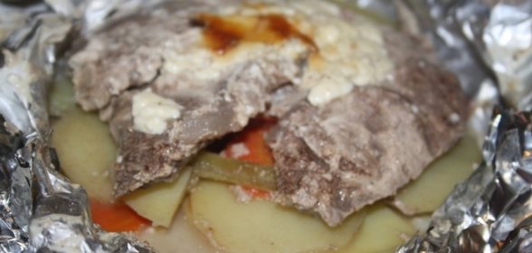 Конверты с говядиной и картофелем на мангале