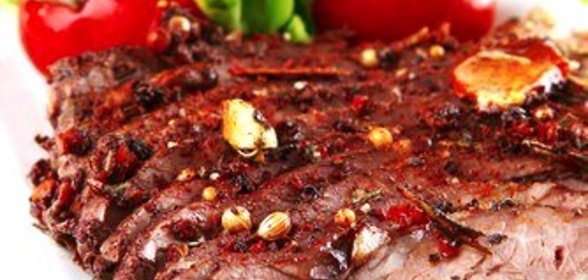 Ароматные говяжьи стейки с чесноком и перцем чипотле