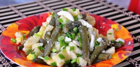 Салат из стручковой фасоли картофеля зеленого лука и яиц
