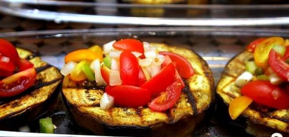 Запеченные баклажаны с сальсой