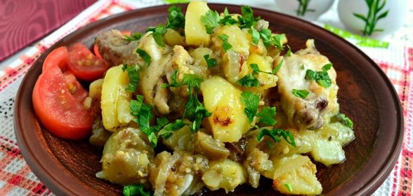 Картофель с куриными крылышками и баклажанами на сковороде