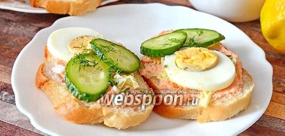 Бутерброды с икрой мойвы, пекинской капустой и яйцами