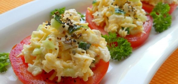 Закуска Салат на помидорах