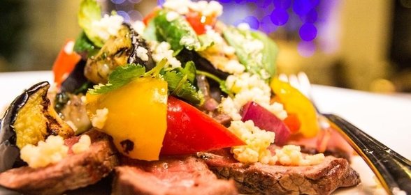 Индейка, фаршированная виноградом и черносливом