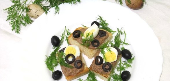 Брускетта с печенью и перепелиными яйцами